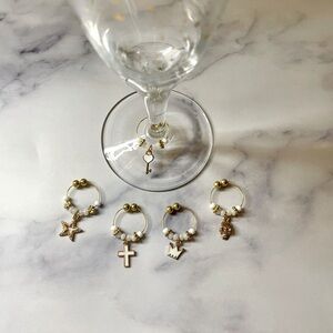 2/$15 ❤️❤️White & Gold wine charms set of 5